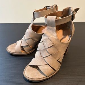 Universal Thread Tan Heels